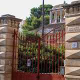 Raggiungiamo ora il cancello di ingresso, racchiuso tra due colonne bugnate con capitelli merlati. Su queste � scolpito il nome della famiglia Spinelli, proprietari della villa dal 1939, grazie ai quali abbiamo la possibilit� di varcarne la soglia per andare ad ammirare i sorprendenti interni
